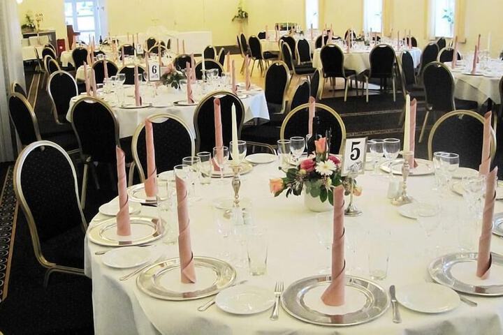 Ballroom/Hall 28 of 30