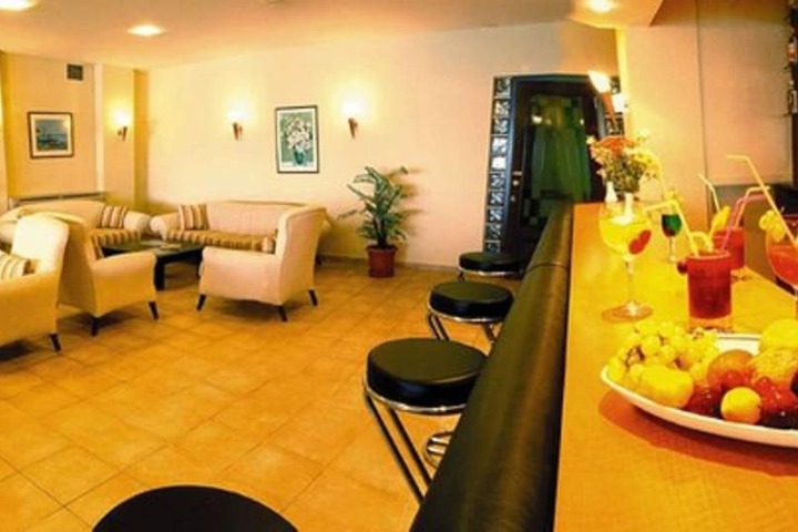 Lounge 14 of 21