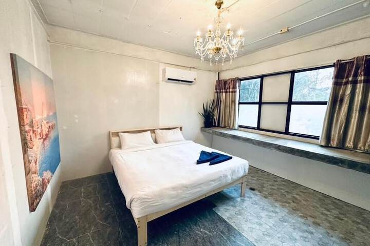 Room 7 of 12