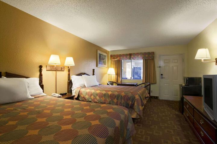 2 Queen Beds (6 of 7)