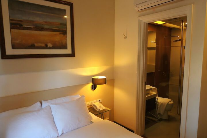 Room 5 of 66