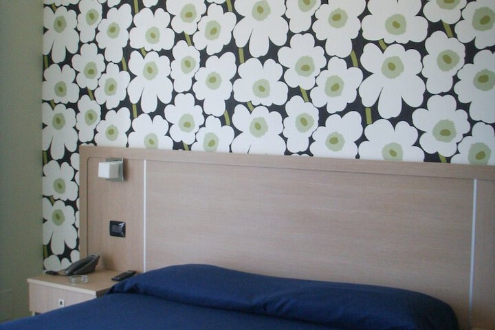 Room 6 of 33