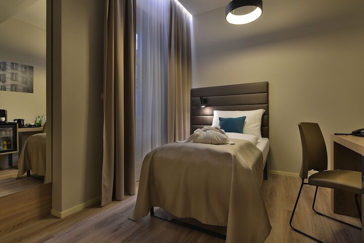 Room 8 of 43
