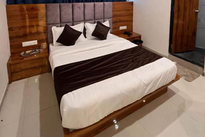 Room 2 of 6