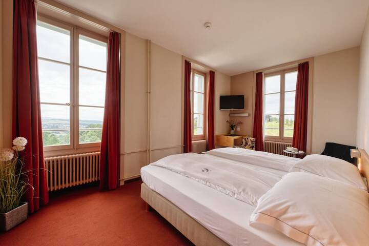 Room 7 of 18