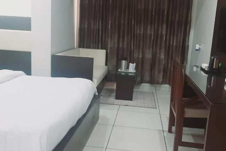 Room 4 of 17