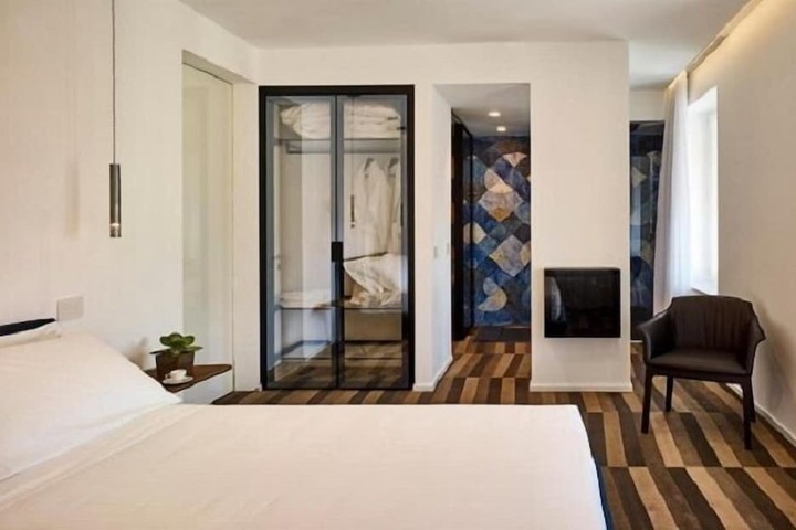 Room 10 of 80