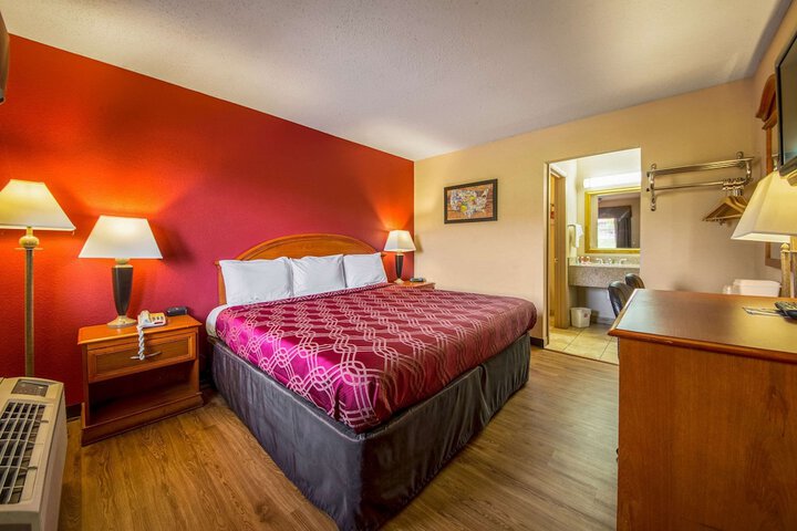1 King Bed (3 of 6)