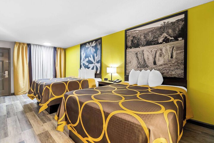 2 Queen Beds (10 of 13)