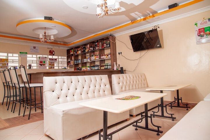 Lounge 13 of 21