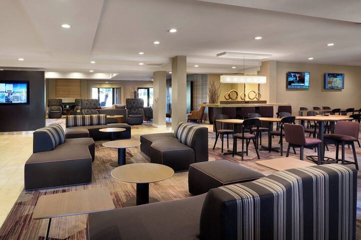 Lobby lounge
