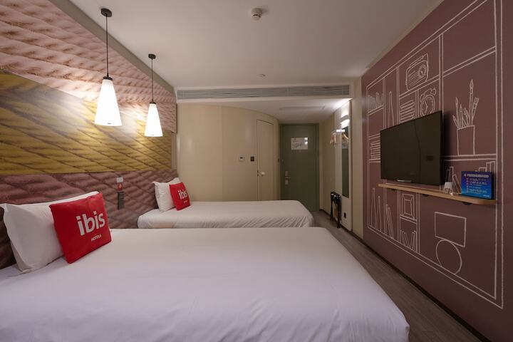 Room 25 of 46