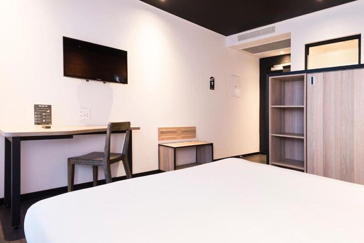Room 8 of 40