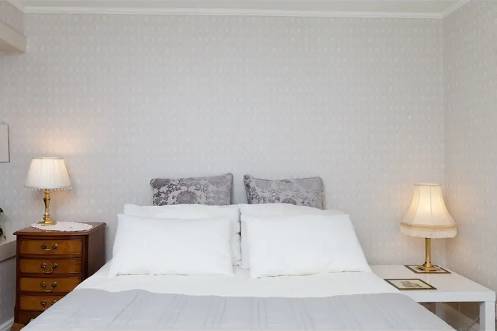 Room 5 of 9