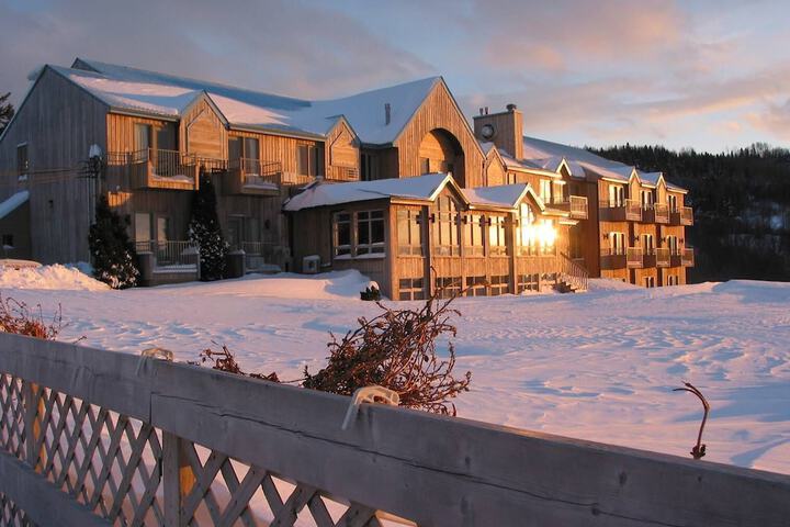 Battures Hotel Fjord Saguenay in Saguenay, QC