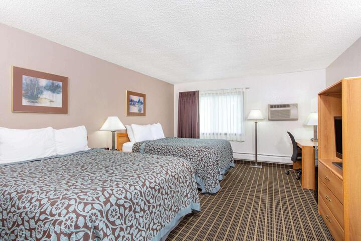 1 Queen Bed (8 of 9)