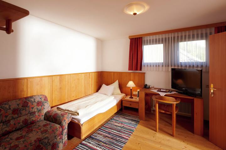Room 12 of 80