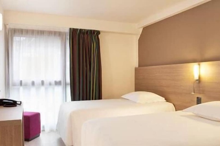 Room 10 of 28