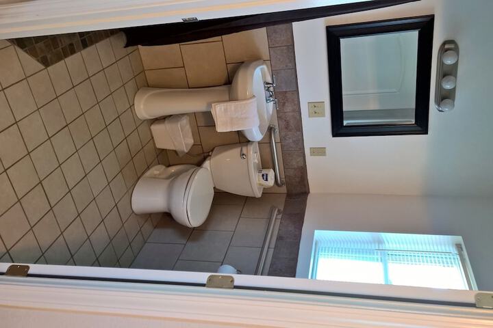 Room 8 of 12