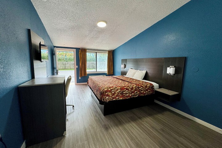 1 King Bed (7 of 9)