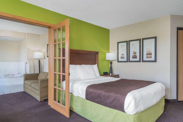 1 Queen Bed Accessible Room (11 of 15)