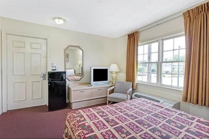 1 Queen Bed (5 of 7)