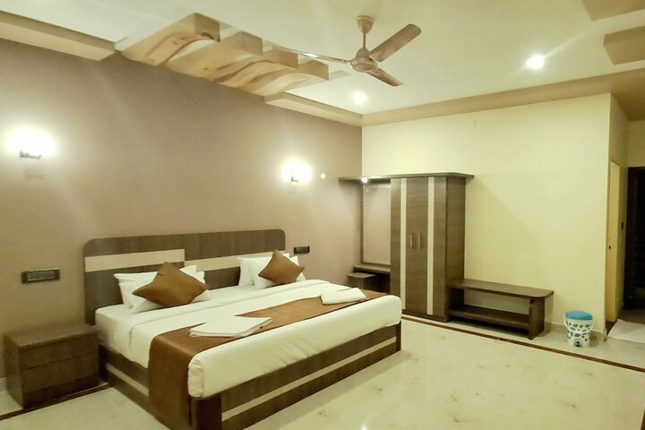 Room 4 of 9