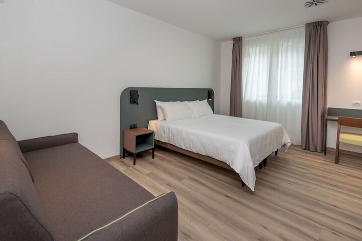 Room 4 of 50