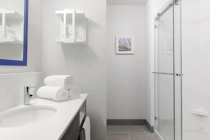 King Room with Microwave and Refrigerator (5 of 15)