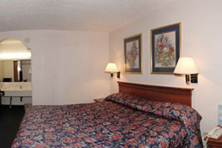 Room 4 of 8