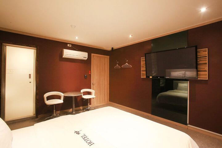 Room 93 of 121