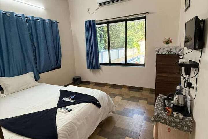 Room 5 of 18