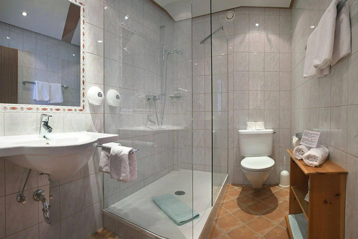 Room 10 of 27