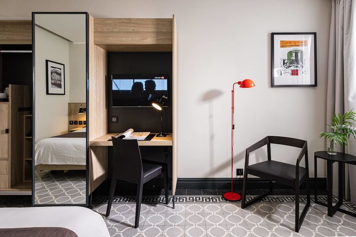 Room 25 of 77