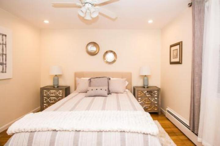 Sunny spacious 2 bed plus den MBTA mins to Boston in Brookline, MA