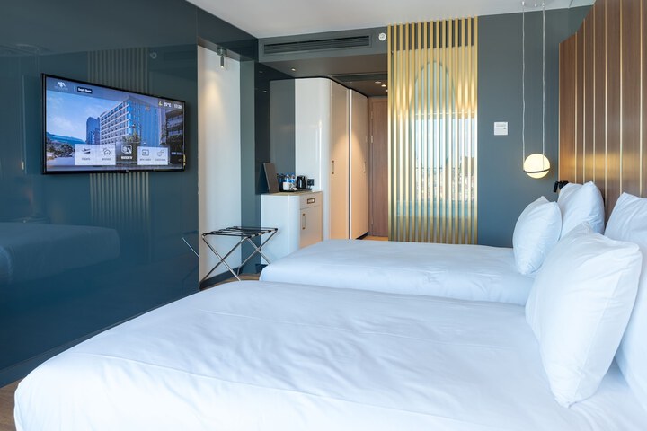 Room 12 of 104