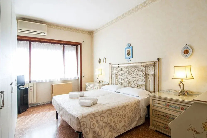 Room 6 of 15