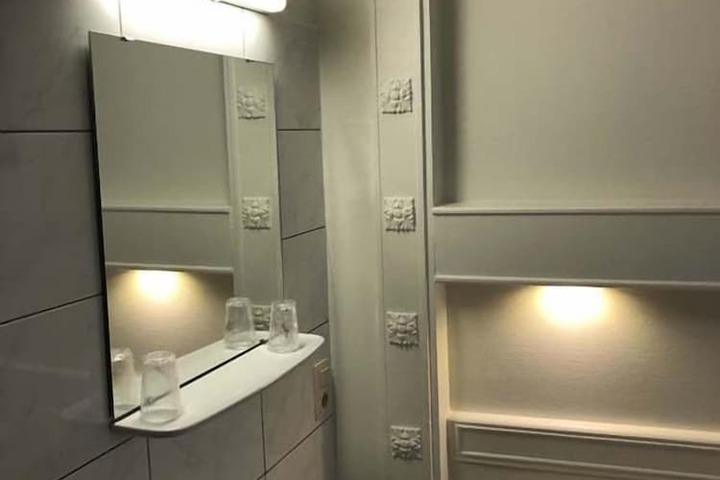 Room 10 of 12