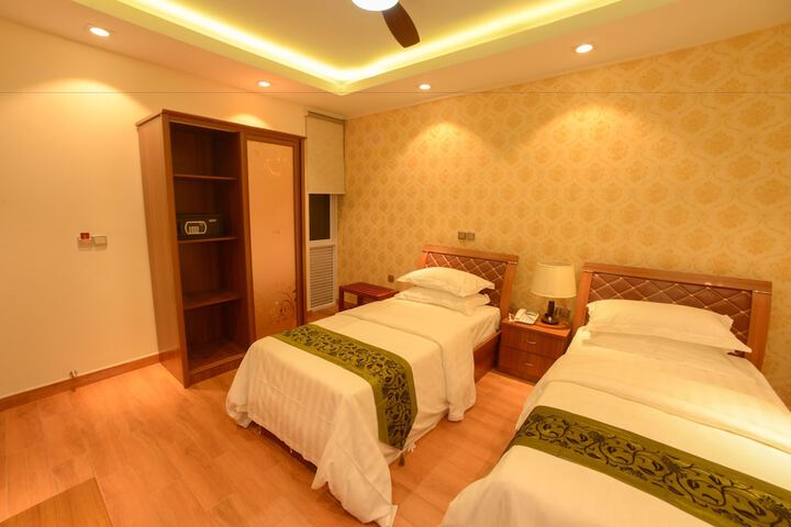 Room 32 of 38