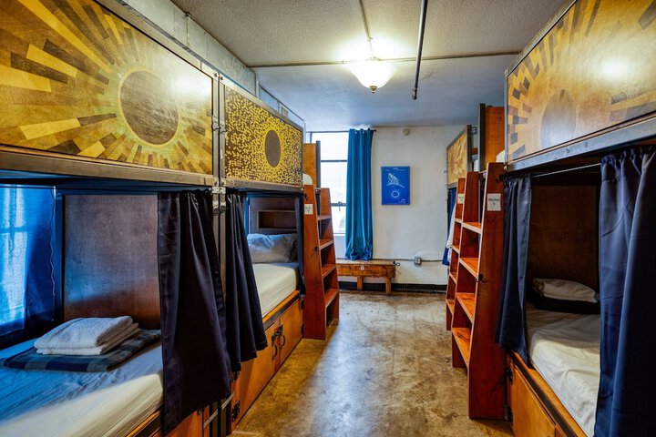 Room 32 of 65