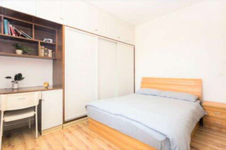 Room 8 of 12