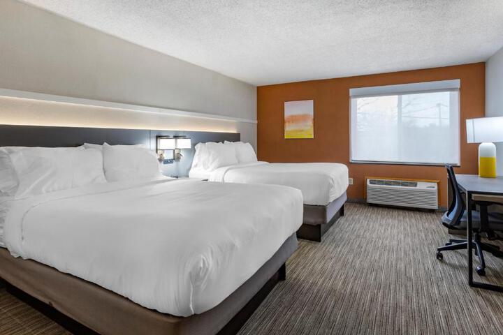 Queen Bed Accessible (8 of 10)