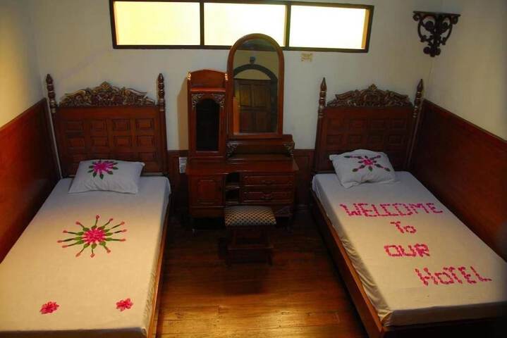 Room 6 of 28