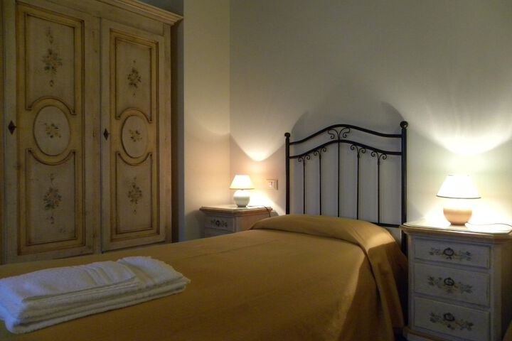 Room 5 of 25