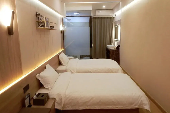 Room 5 of 17