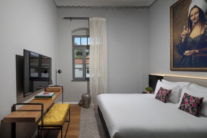 Room 12 of 25