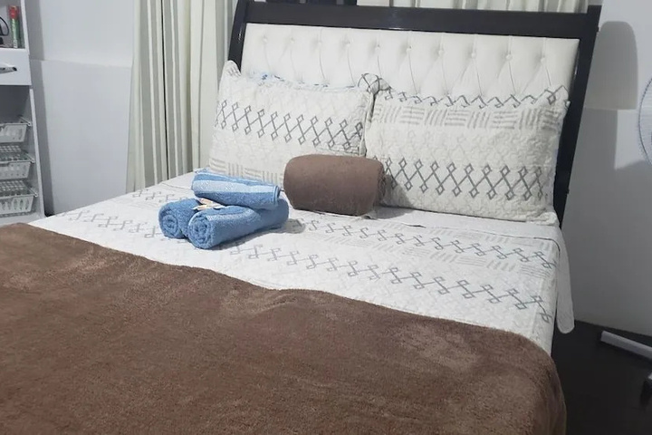 Room 2 of 10