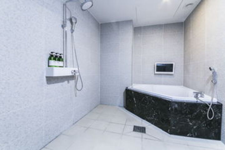 Room 3 of 28