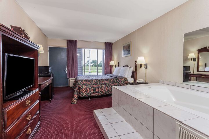 1 King Bed (3 of 5)