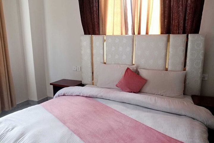 Room 5 of 8